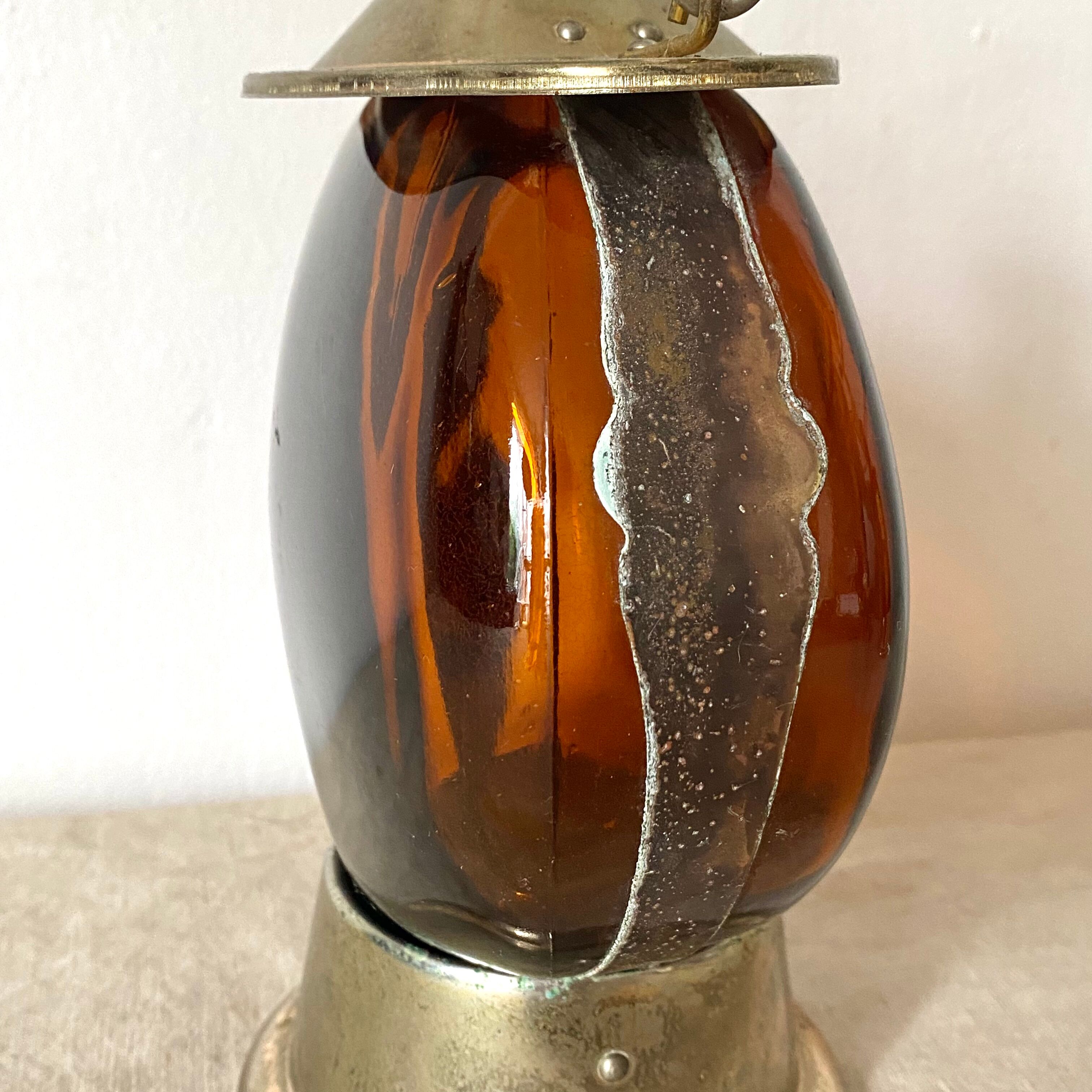 Carafe vintage en verre ambré musicale