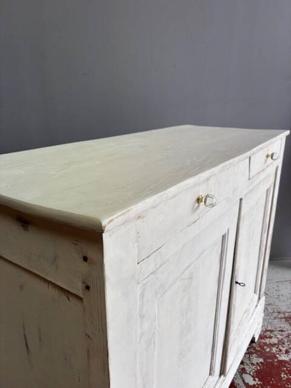 joli buffet parisien et sa patine blanche