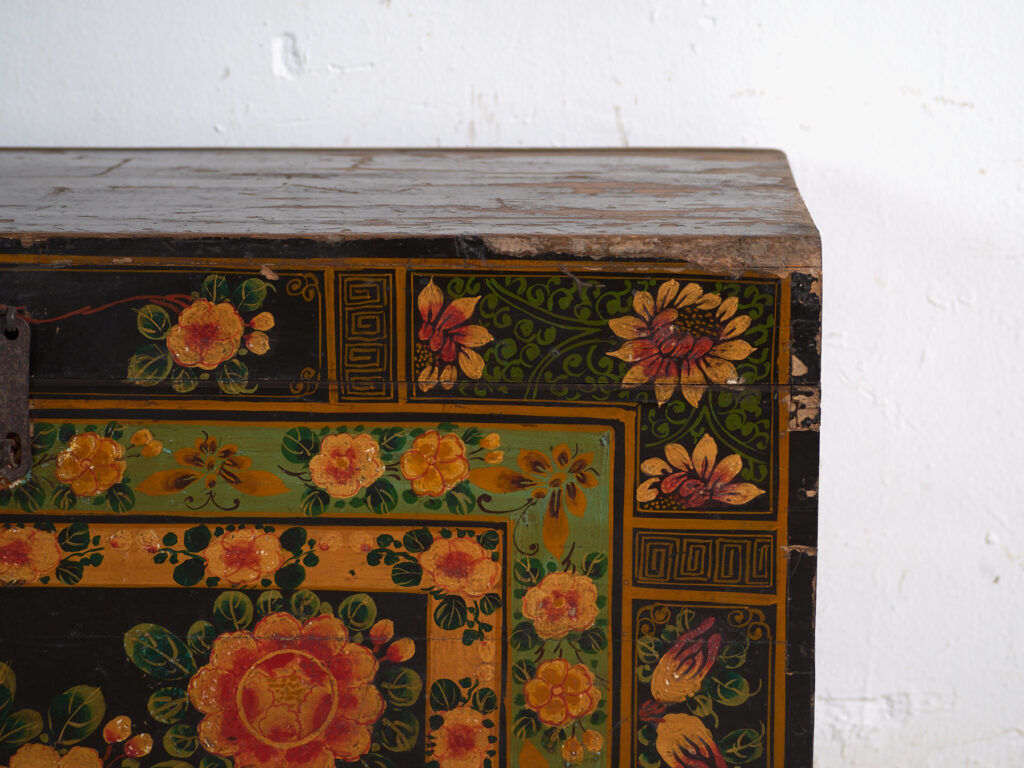 Antique chest painted in pine wood – China, around 1900