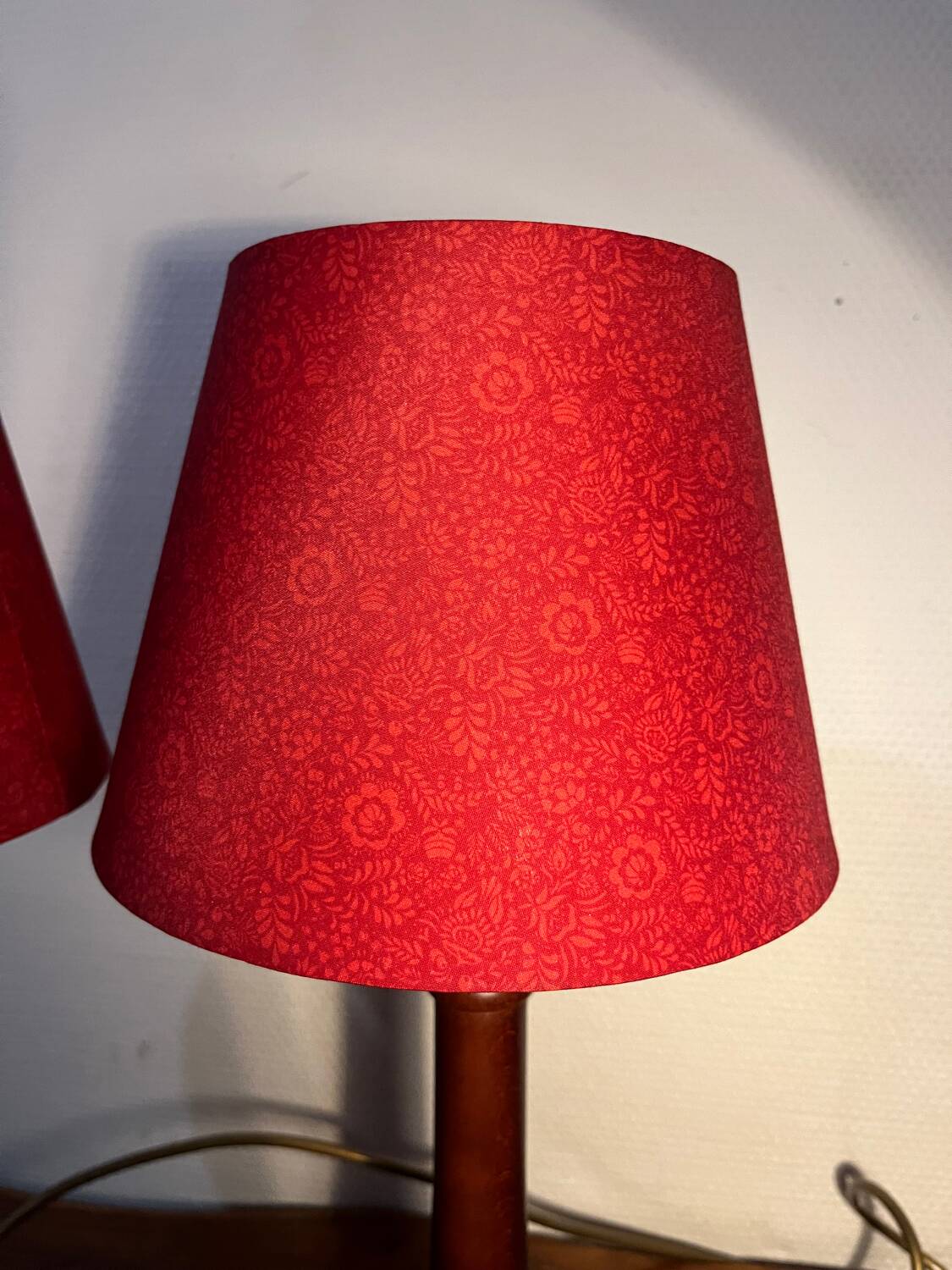 Paire de lampes colonnes en bois massif