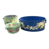 Ensemble de pots de fleurs en métal peint, jardinières en tôle florale, pot en jarre de style français.