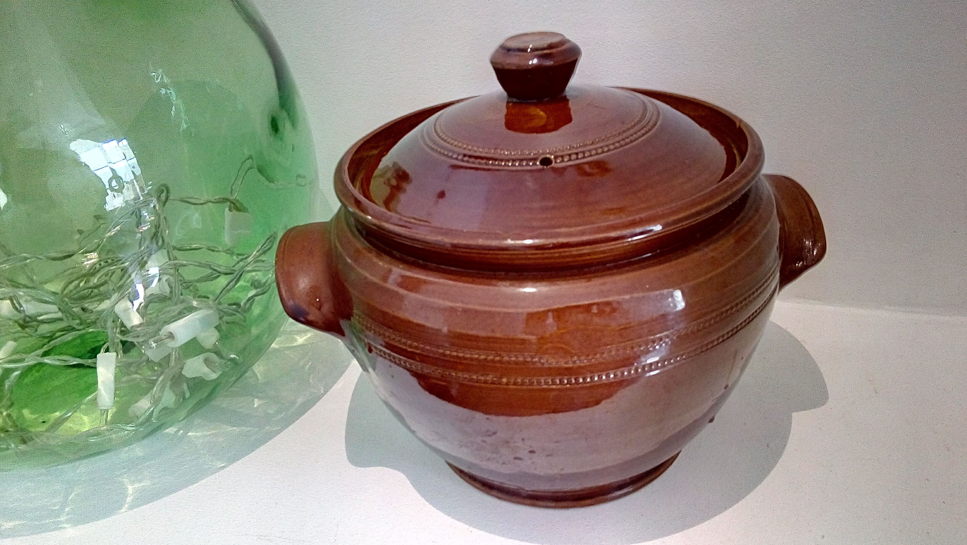 Enamelled sandstone pot