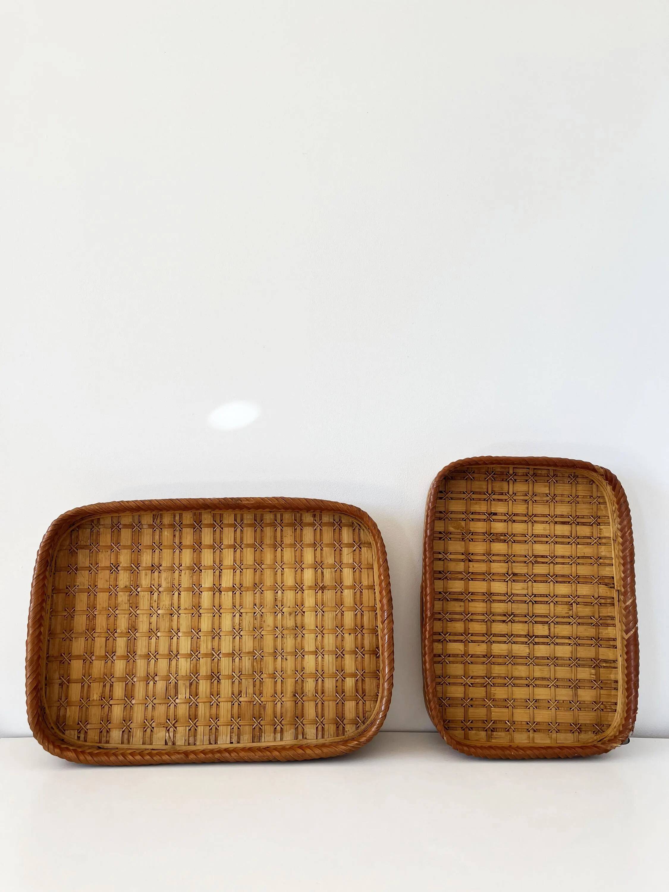 Ensemble de plateaux ancien en bois et feuille de palmier