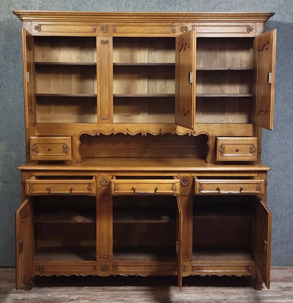 Important buffet deux-corps style Louis XV en frene massif
