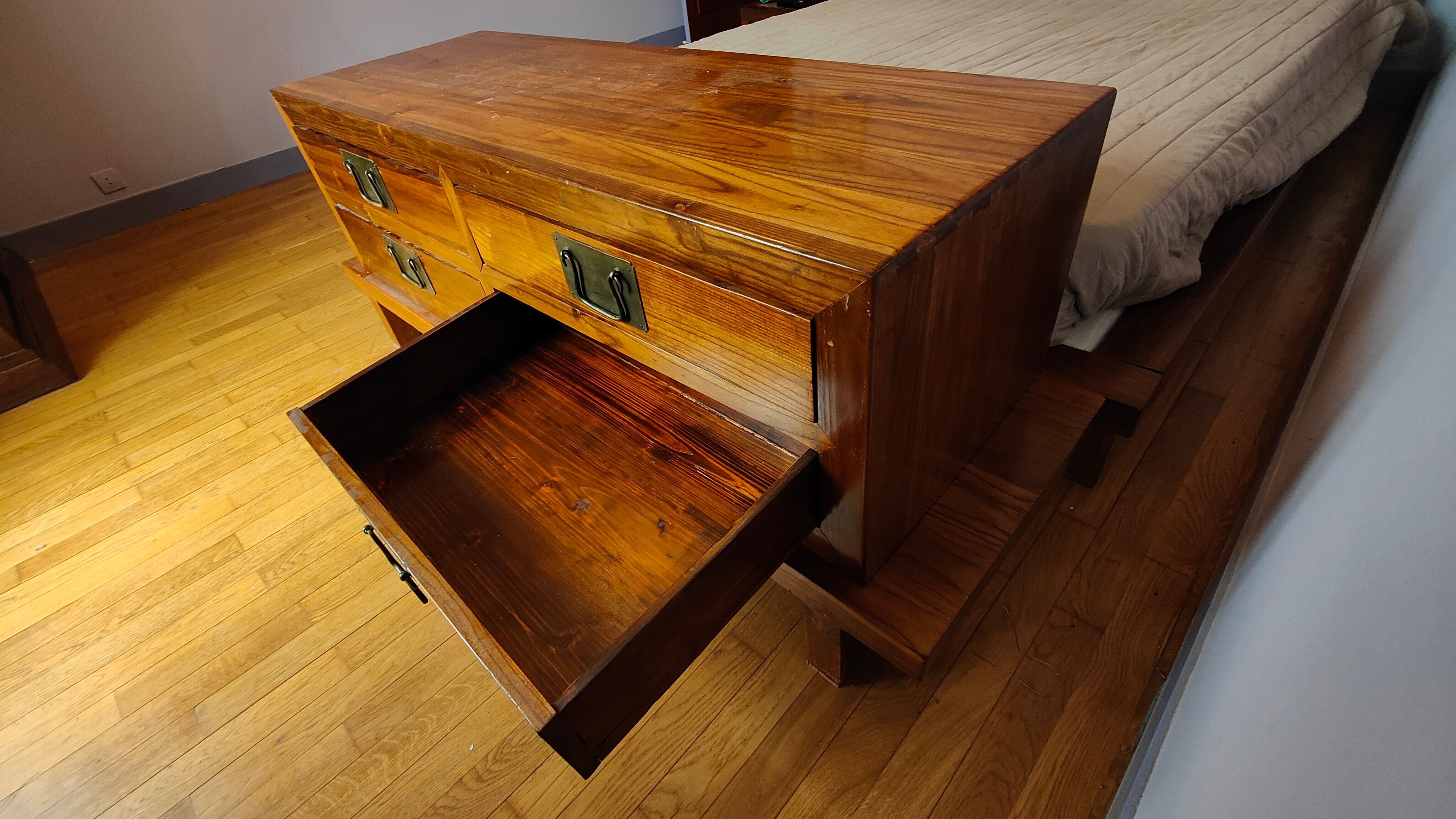 Low rosewood chest of drawers La maison coloniale