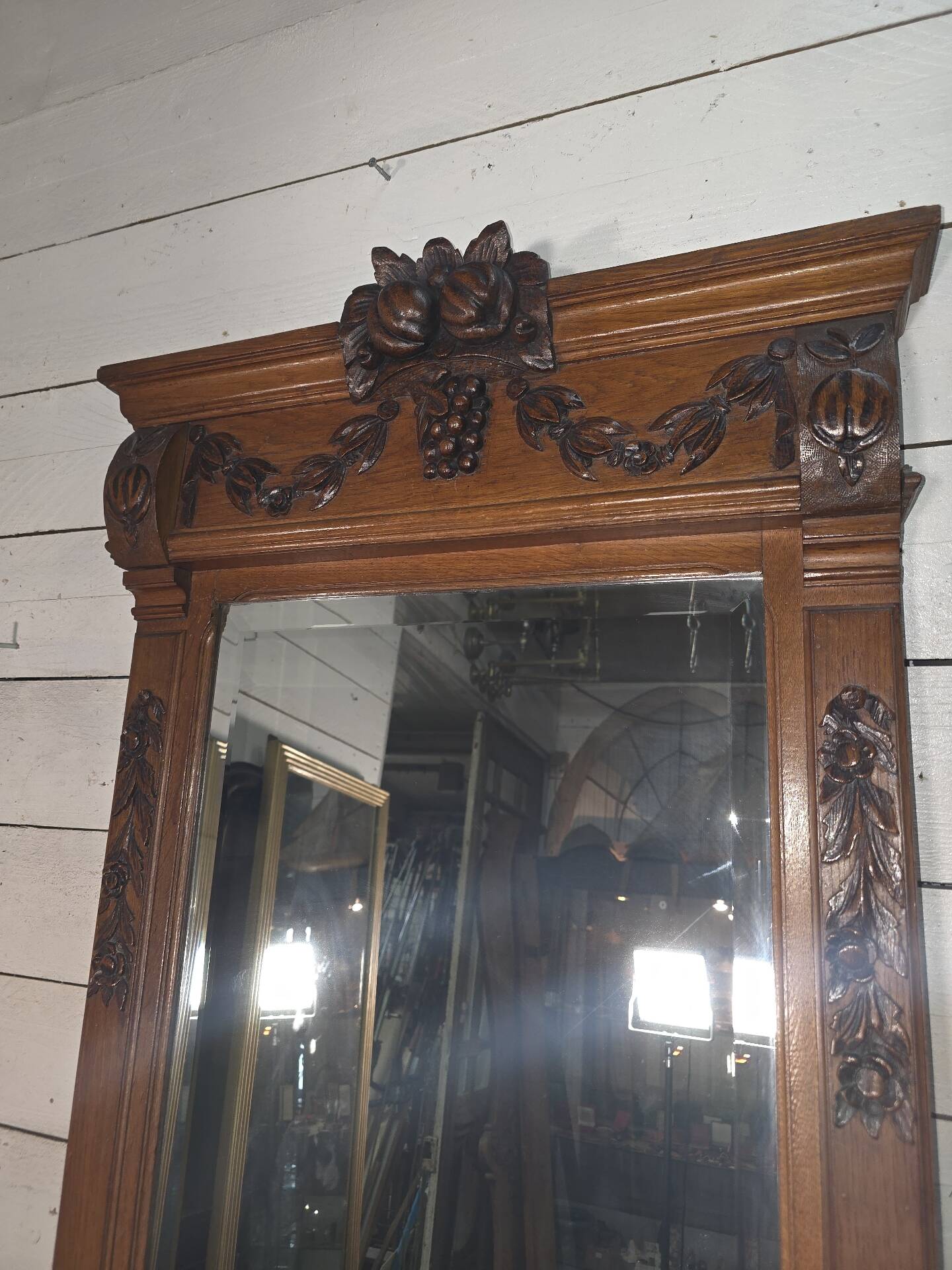 Bevelled mirror in carved wood