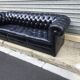 Canapé noir Chesterfield