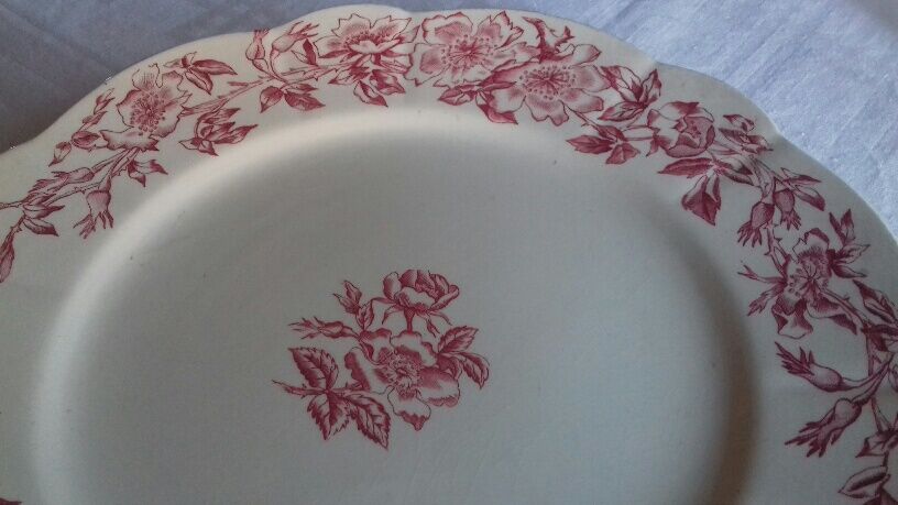 Lot of 8 large plates (Longchamp, Model Eglantines)