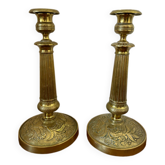 Paire de bougeoirs en laiton doré