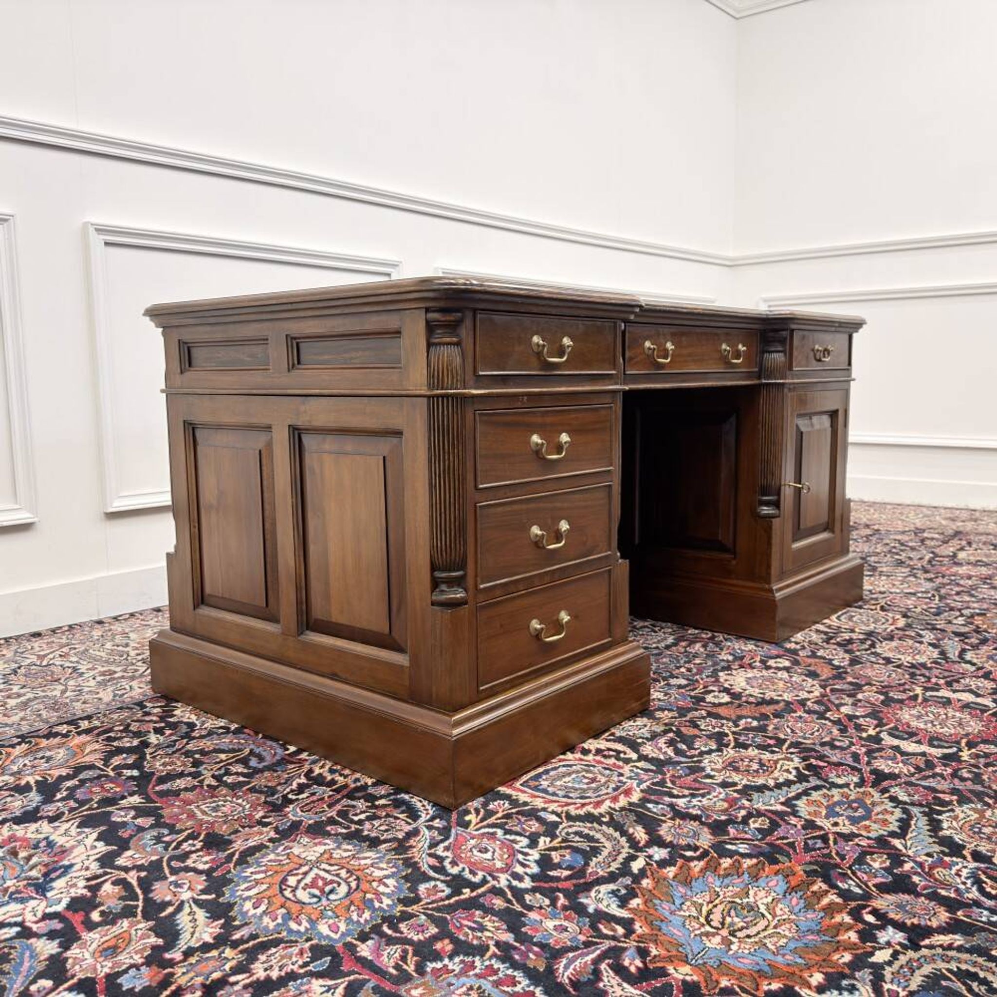 Bureau Chesterfield anglais classique avec panneau arrière