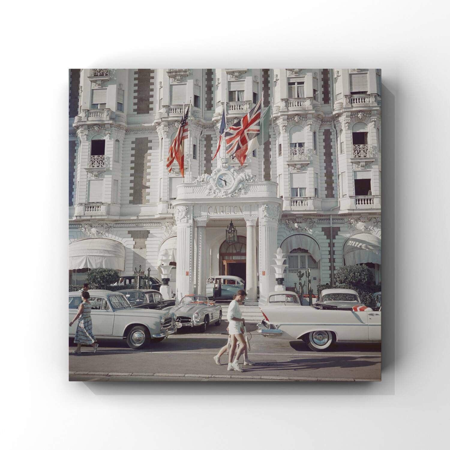 Slim Aarons – Photographie « Entrée de l'hôtel Carlton, Cannes 1958 »