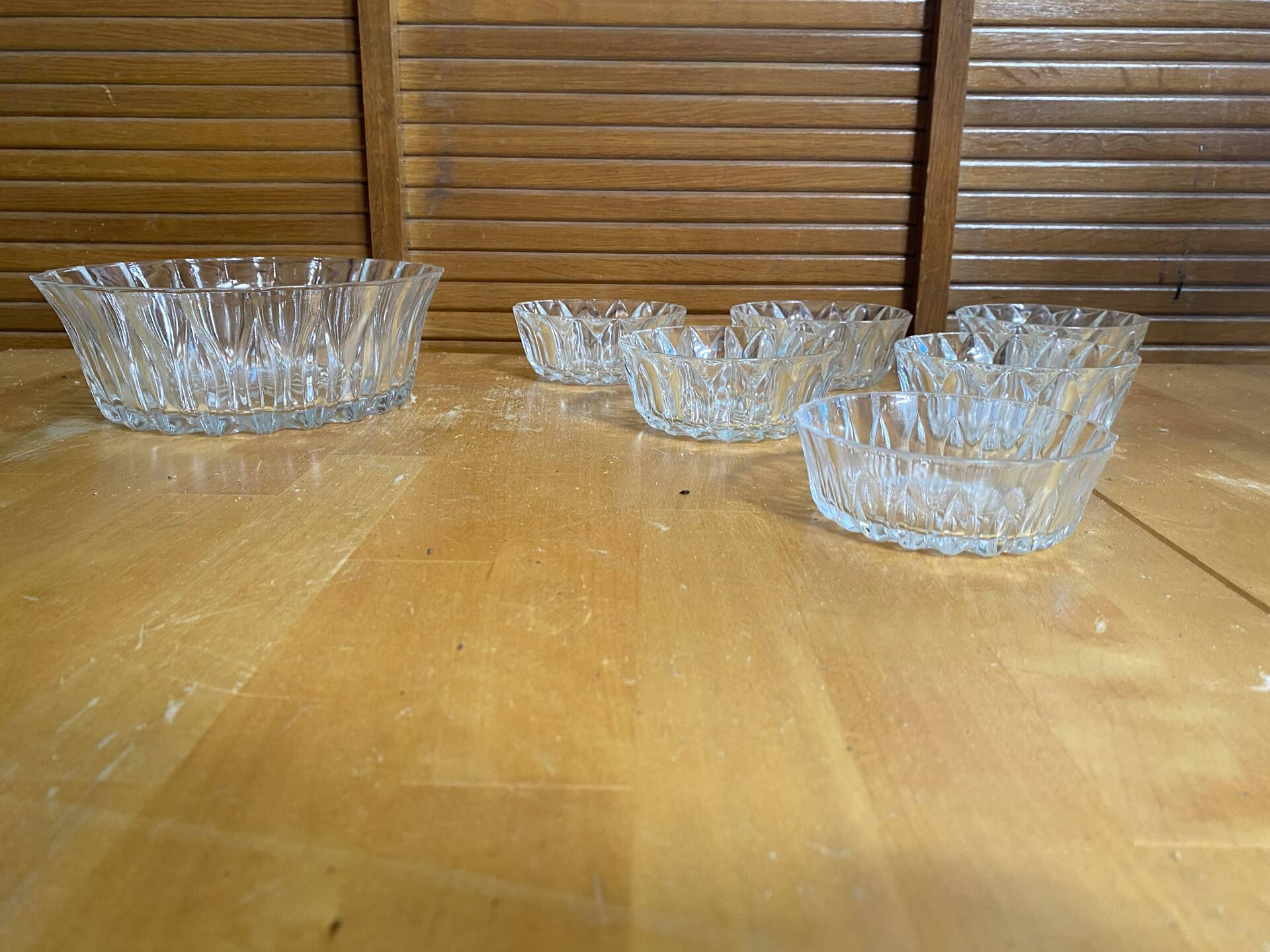 Salad bowl + 6 glass fruit cups for ice cream, mousse, chocolate, vintage moulded glass