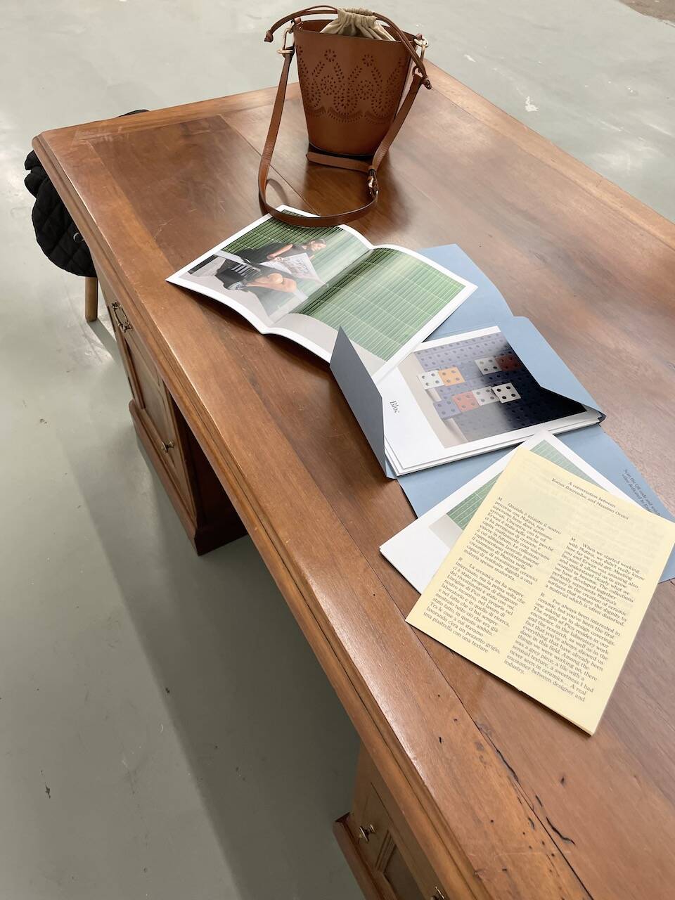 Comptoir ou bureau en noyer années 50