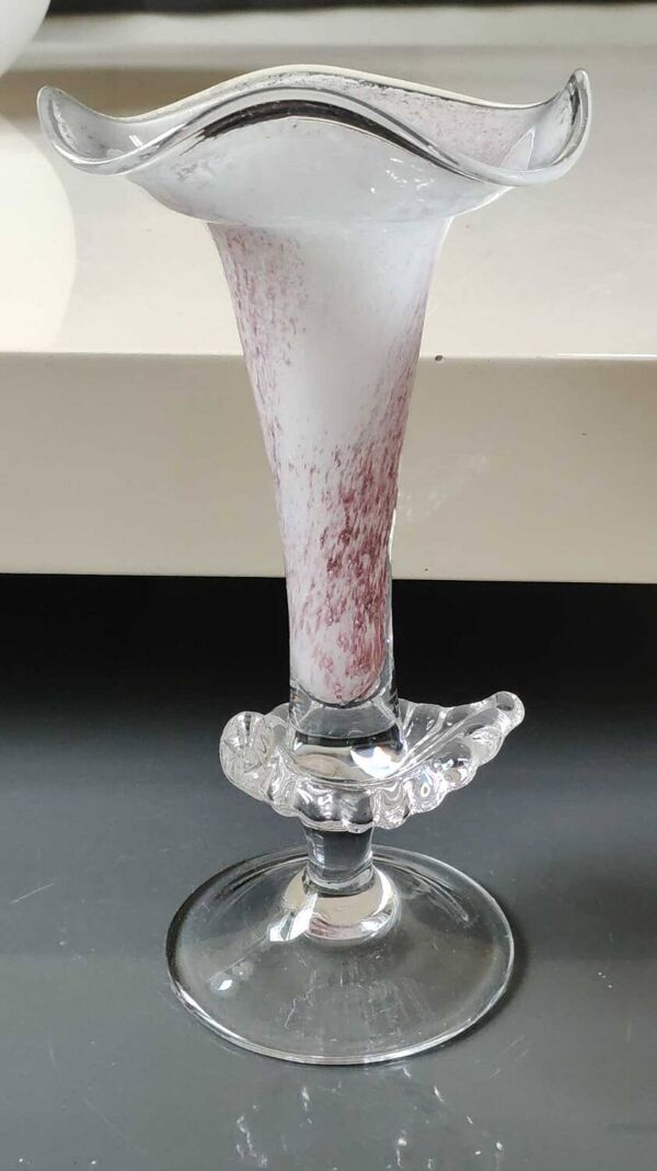 Vase Soliflore Peter Kaspar/Au design floral, col collerette. En verre d Art soufflé, moucheté violine. Inclusion coquillage. Dim 26,5 x 13 cm