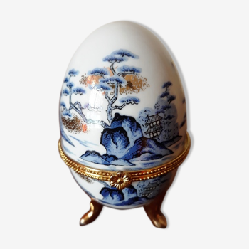 Œuf en porcelaine à pieds tripodes style Fabergé