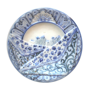 Assiette bleu en barbotine