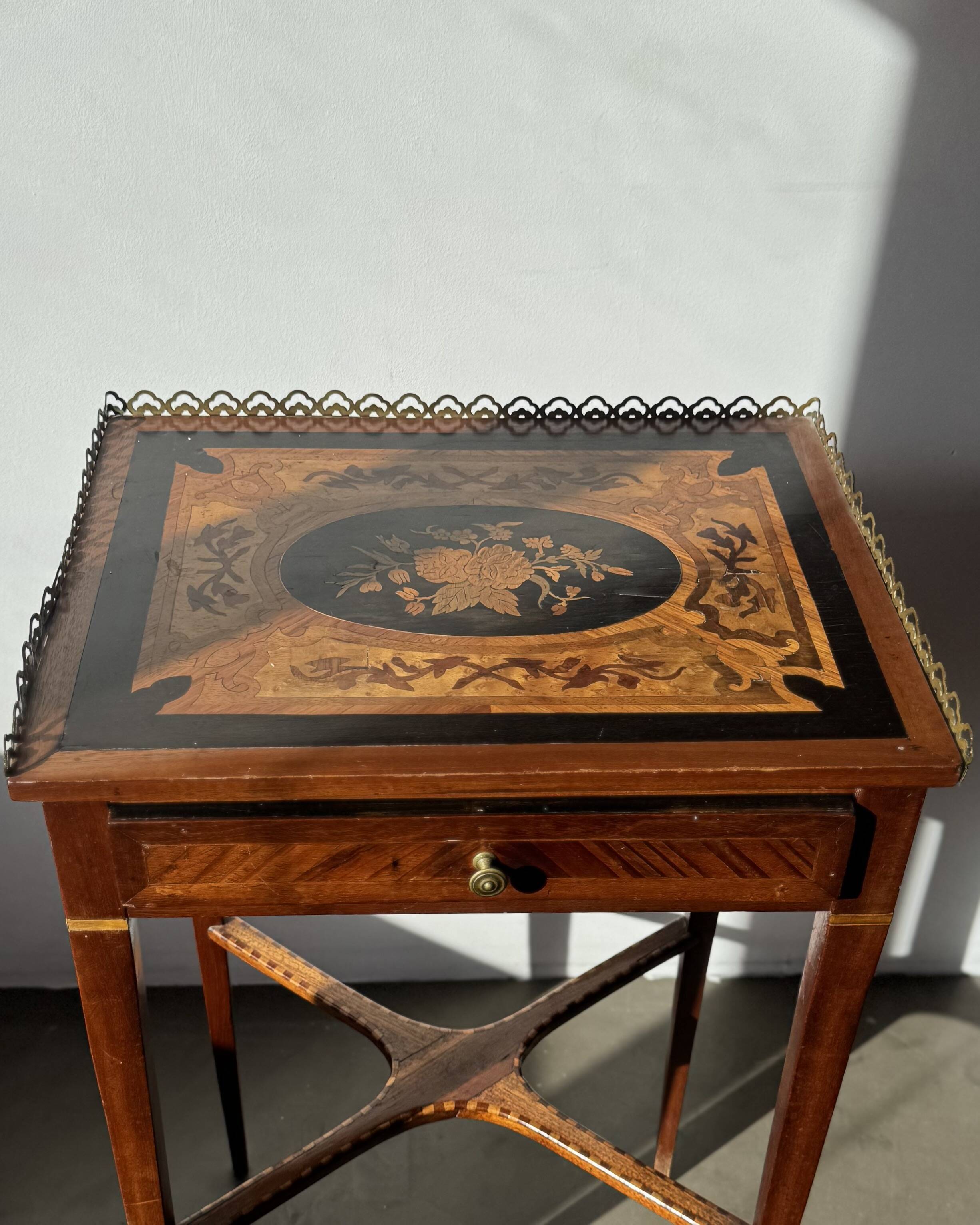 ELEGANCE - Side table in marquetry and brass