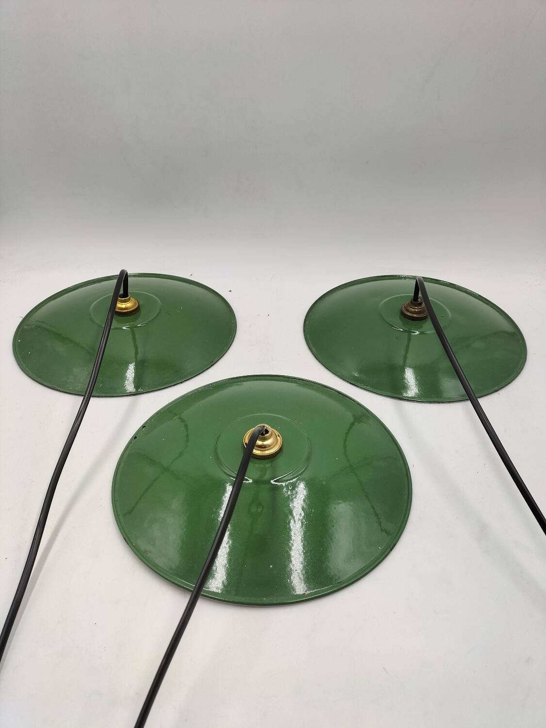 Suspensions in enamelled sheets