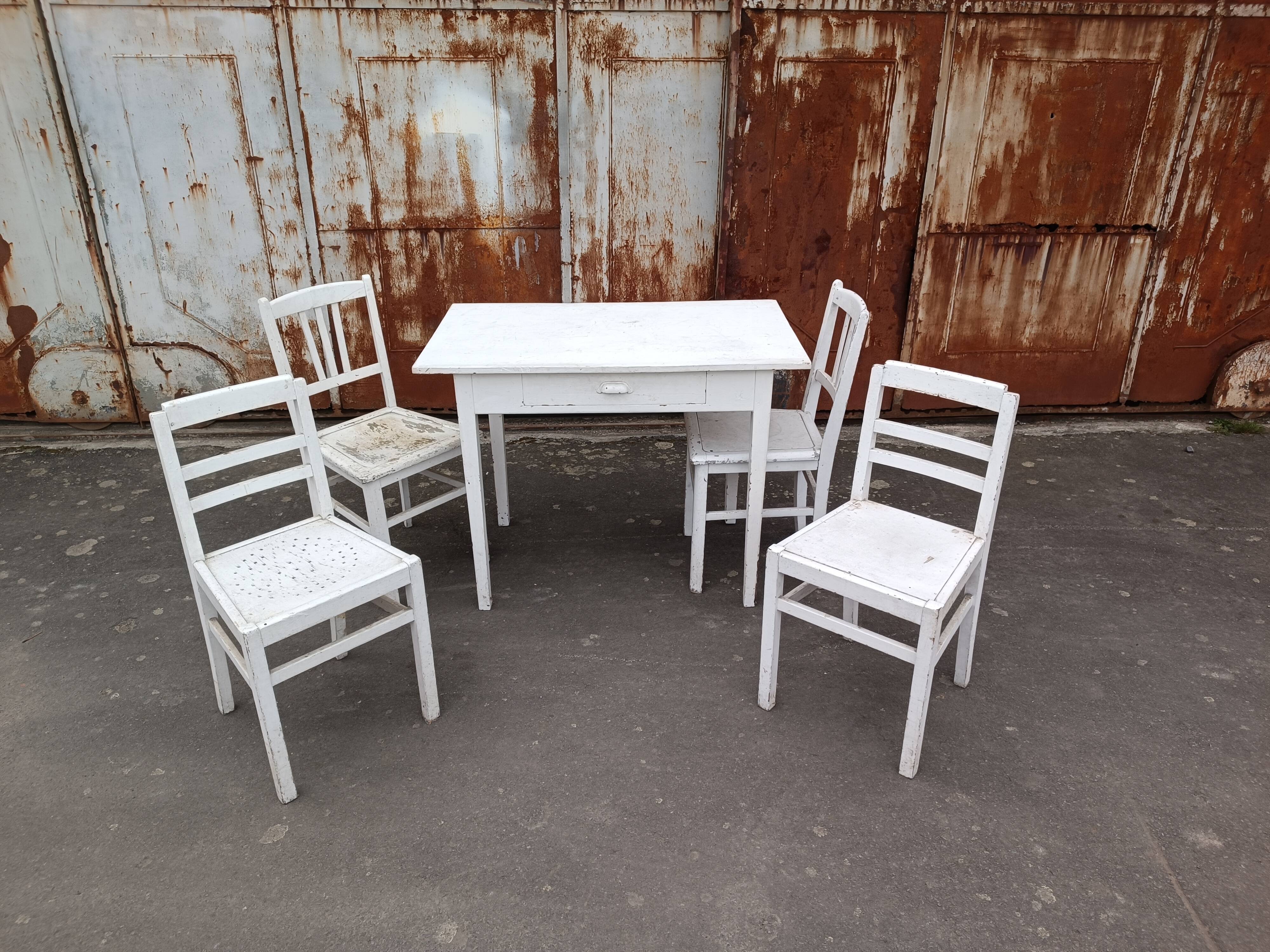 table plus 4 chairs