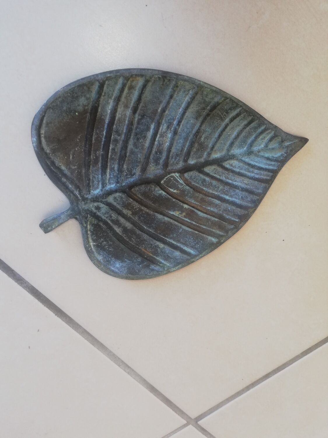 Greenish metal leaf pocket emptier