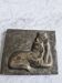 Bas relief plaque de lapin en patine brune chat assis