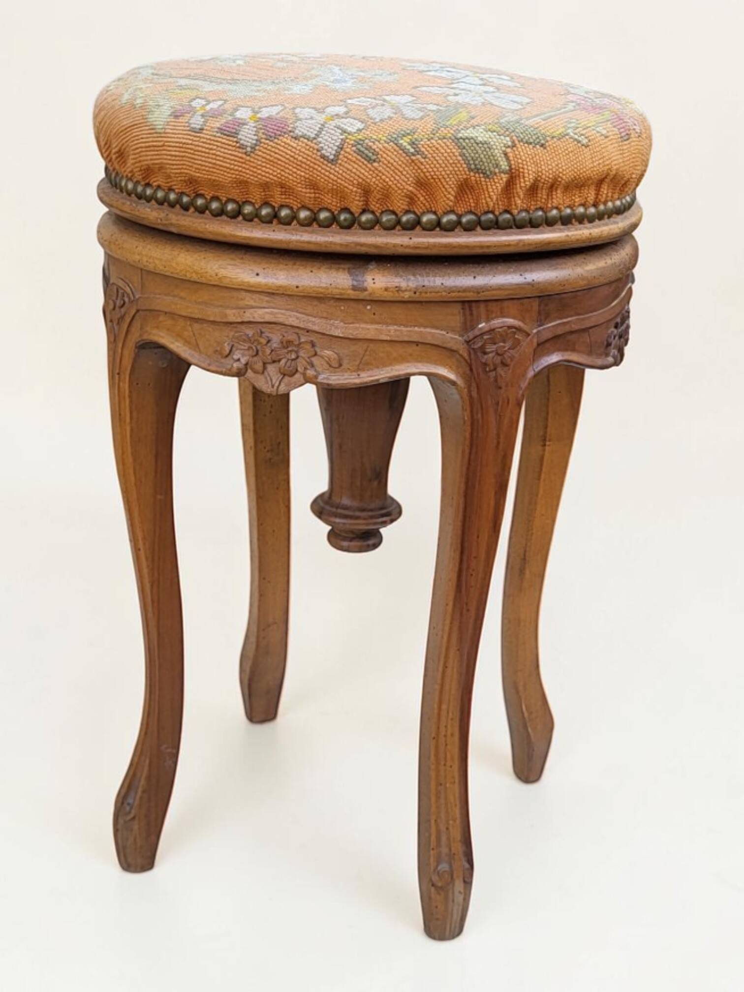 Swivel piano stool with screw, Louis XV style, in walnut.