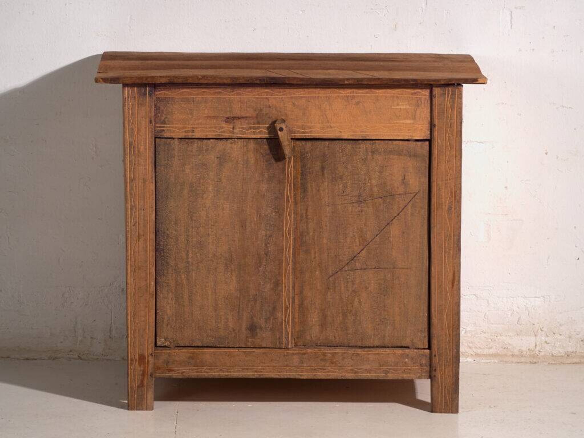 Meuble bas ancien en bois de pin – Europe centrale, vers 1870
