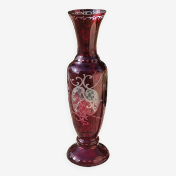 Ancien vase en cristal rouge gravé