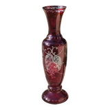Ancien vase en cristal rouge gravé