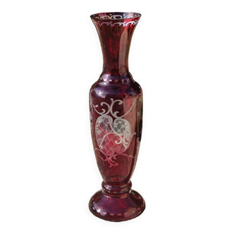 Ancien vase en cristal rouge gravé