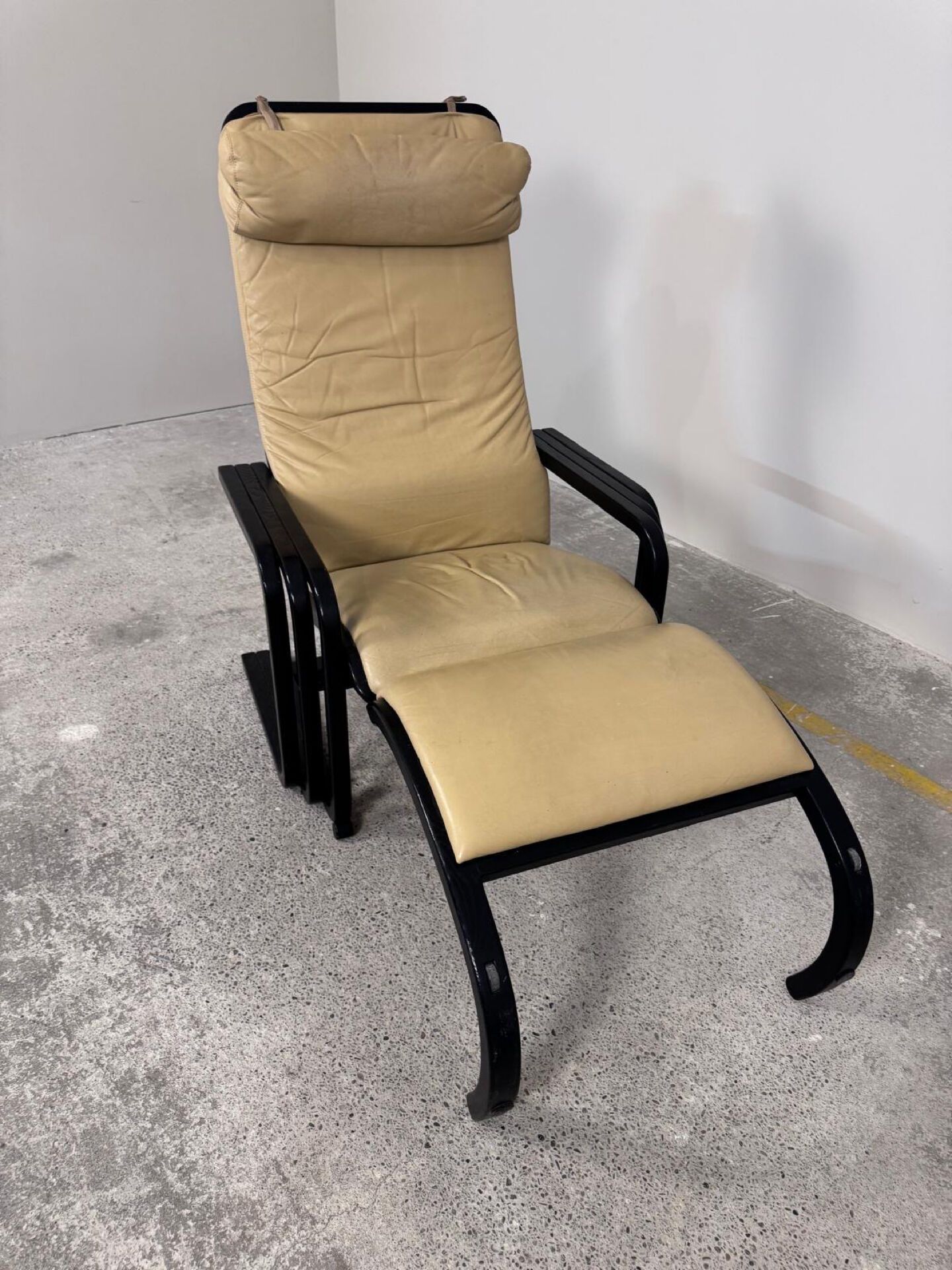 Rocking-chair viennois en bois courbé, cuir et cannage