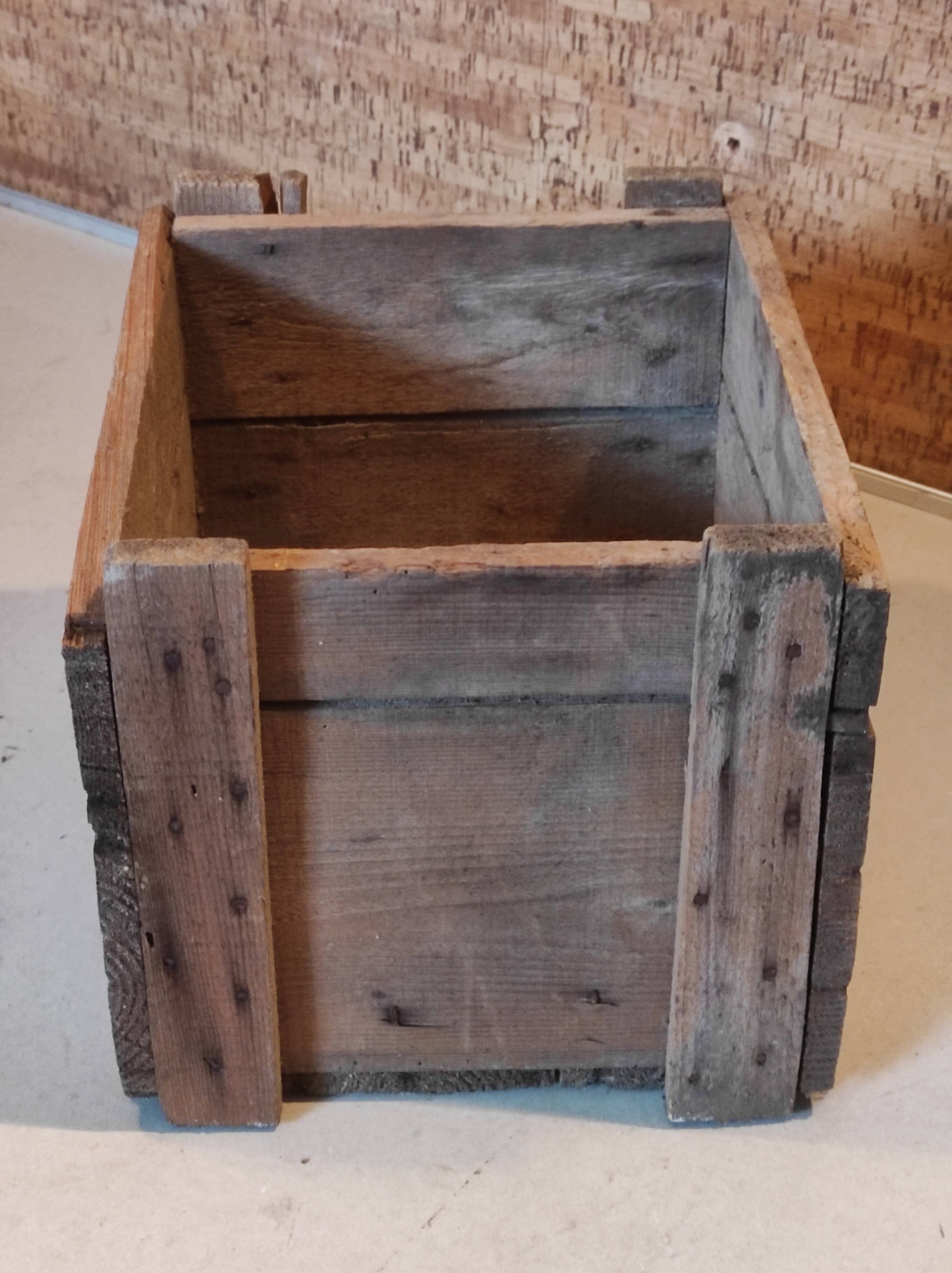 Caisse en bois massif d'atelier industriel vintage