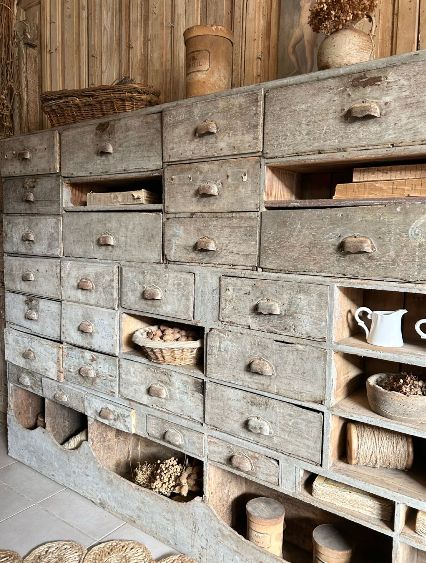 Ancien meuble de quincaillerie, meuble de métier