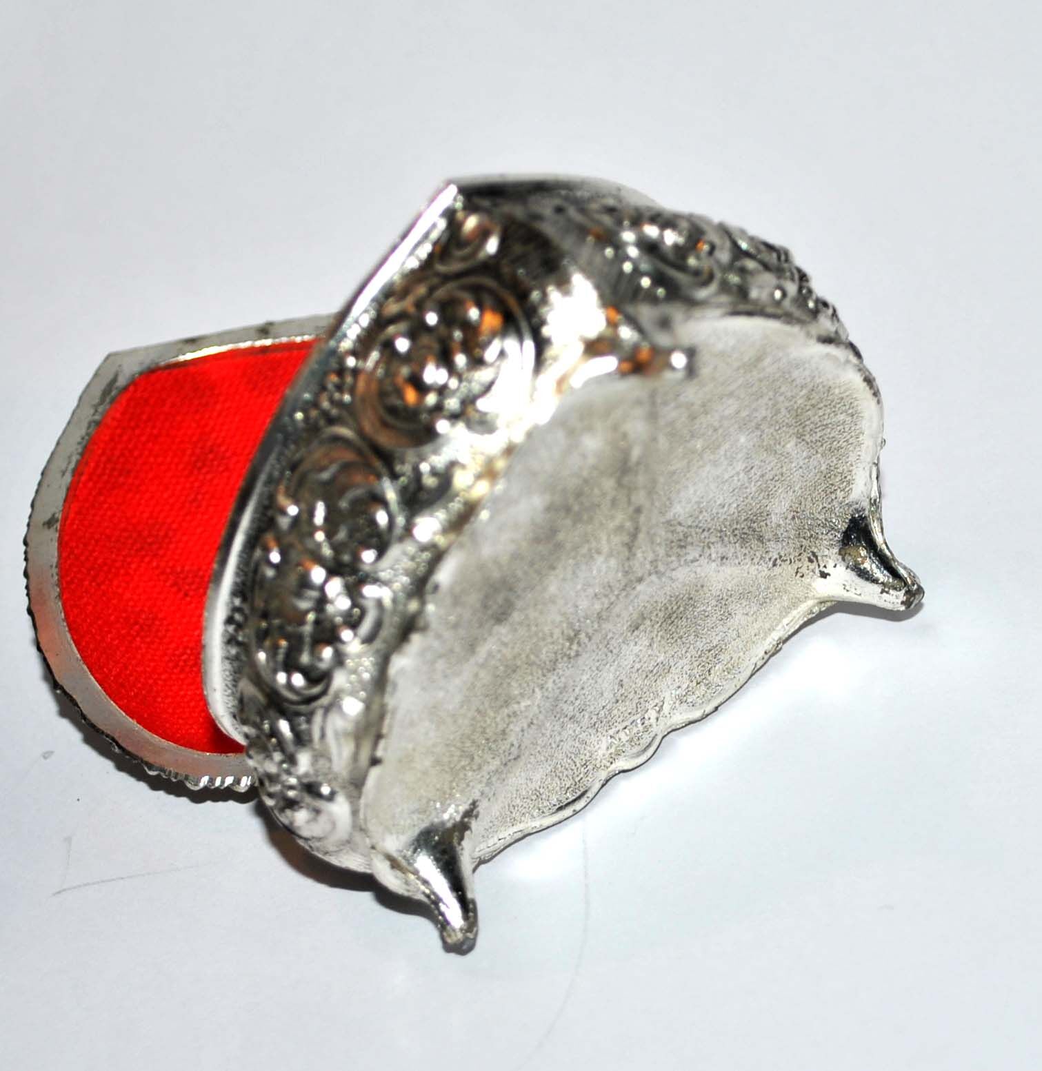 Vintage heart jewel box in silver metal and red felt box