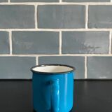 Petite tasse bleue Swallow brand tôle émaillée
