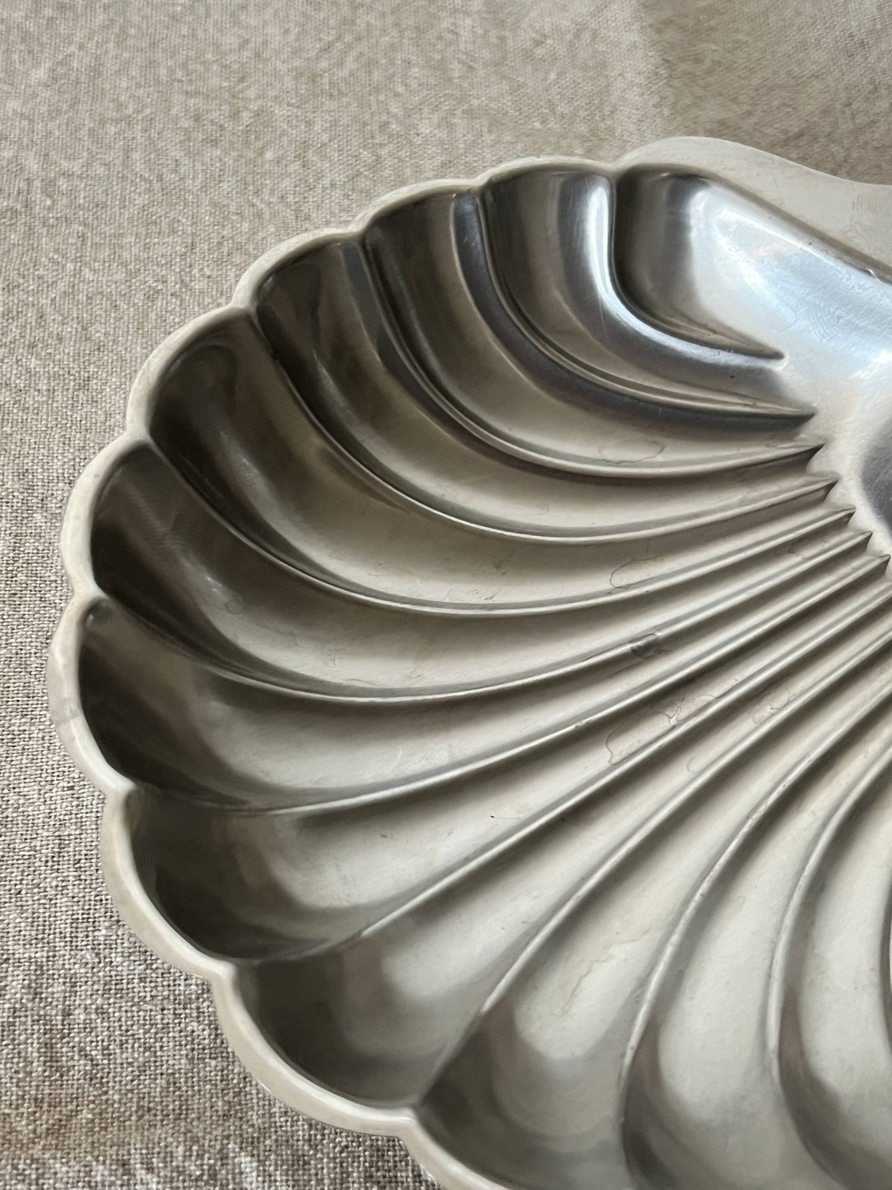vintage shell-shaped bowl / empty pocket in metal (stainless steel)