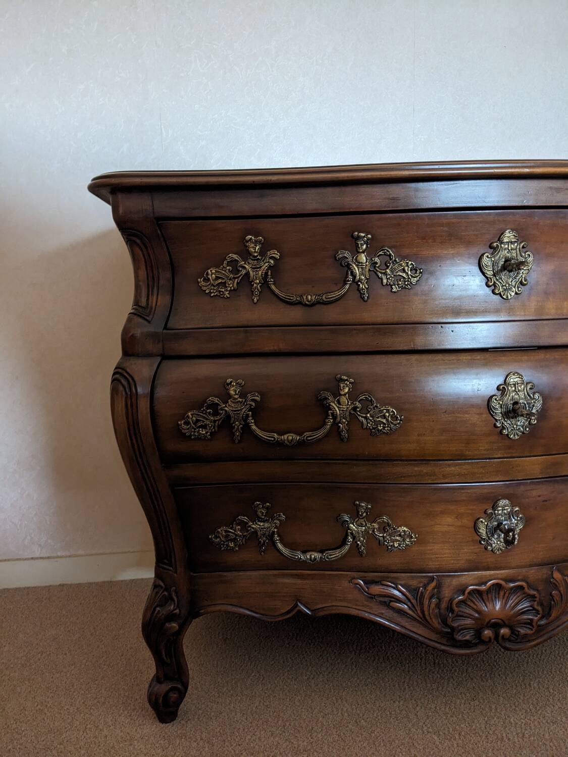 Curved chest of drawers