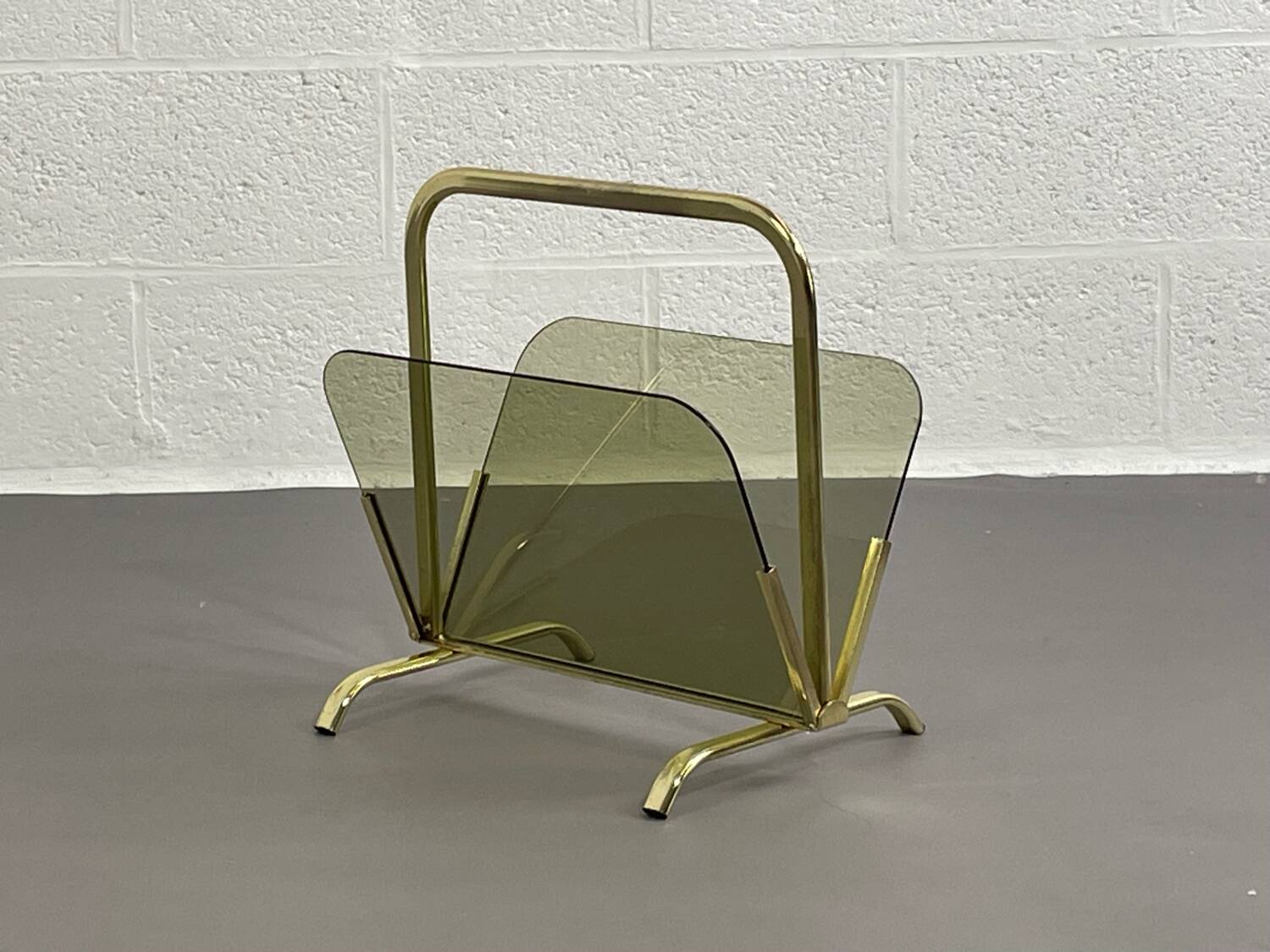 Magazine holder in brass and glass