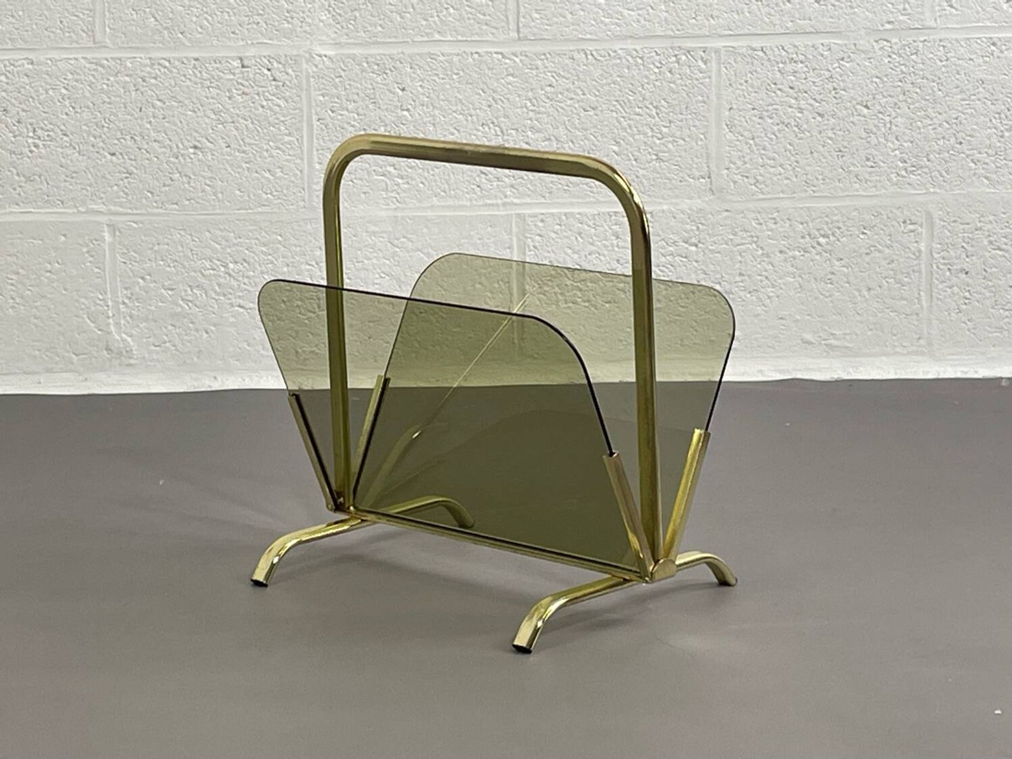 Porte revue en laiton et verre
