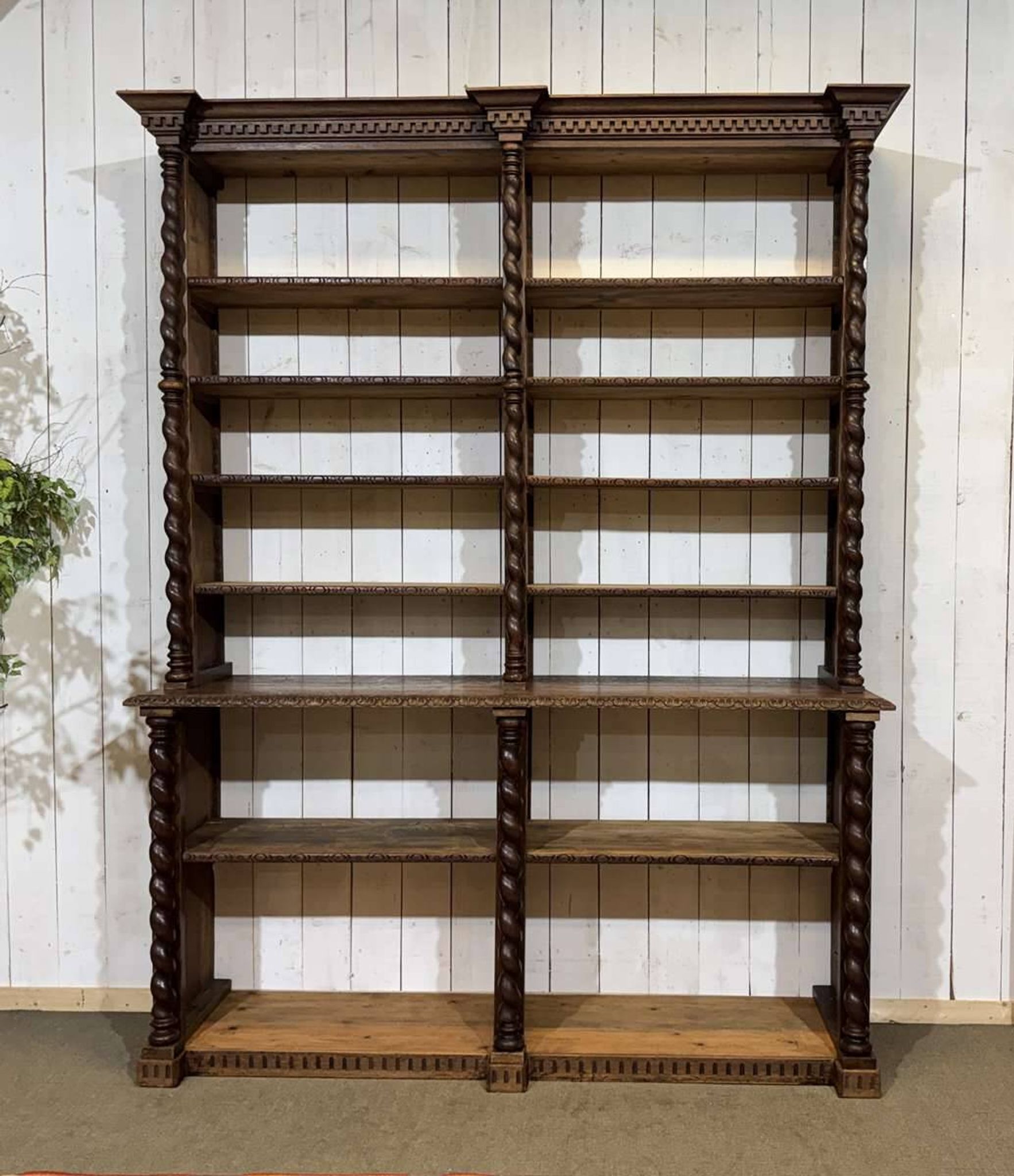 Bibliothèque de boiserie en chêne et sapin début XXème