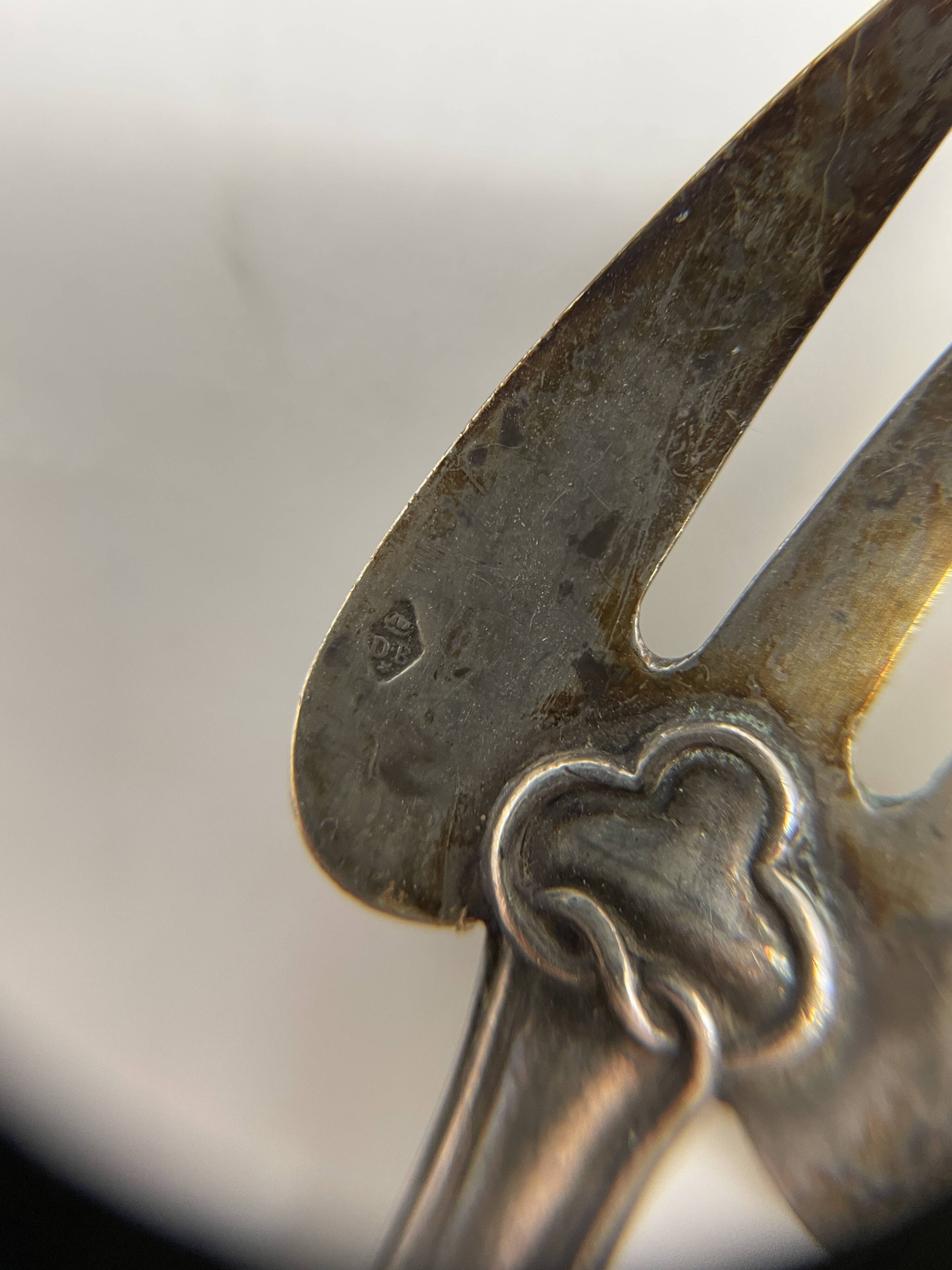 Set of 6 silver-plated oyster forks with 7 knot pattern filigree.