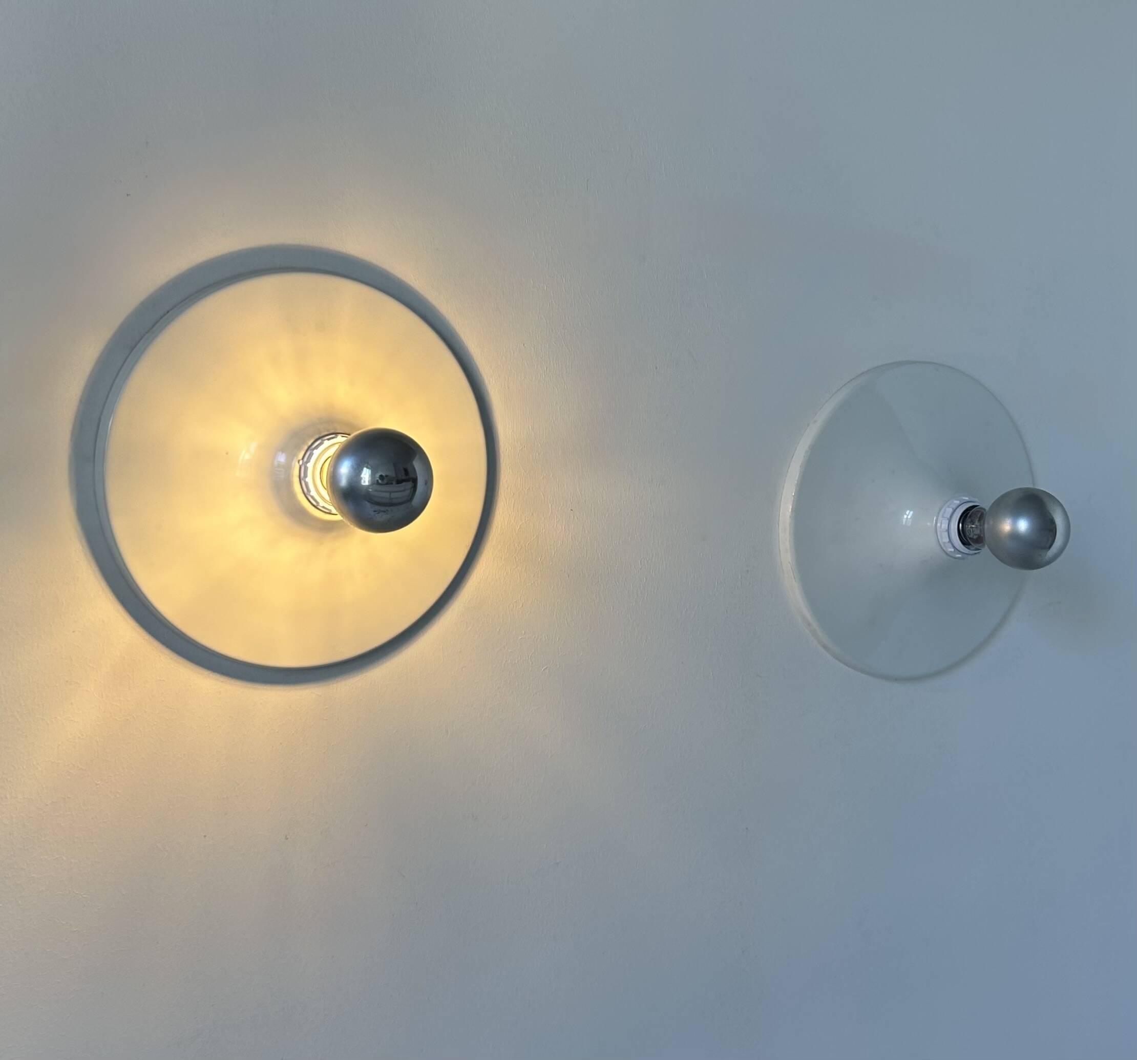 Pair of vintage wall lights, white lacquered metal, Italy 1970.