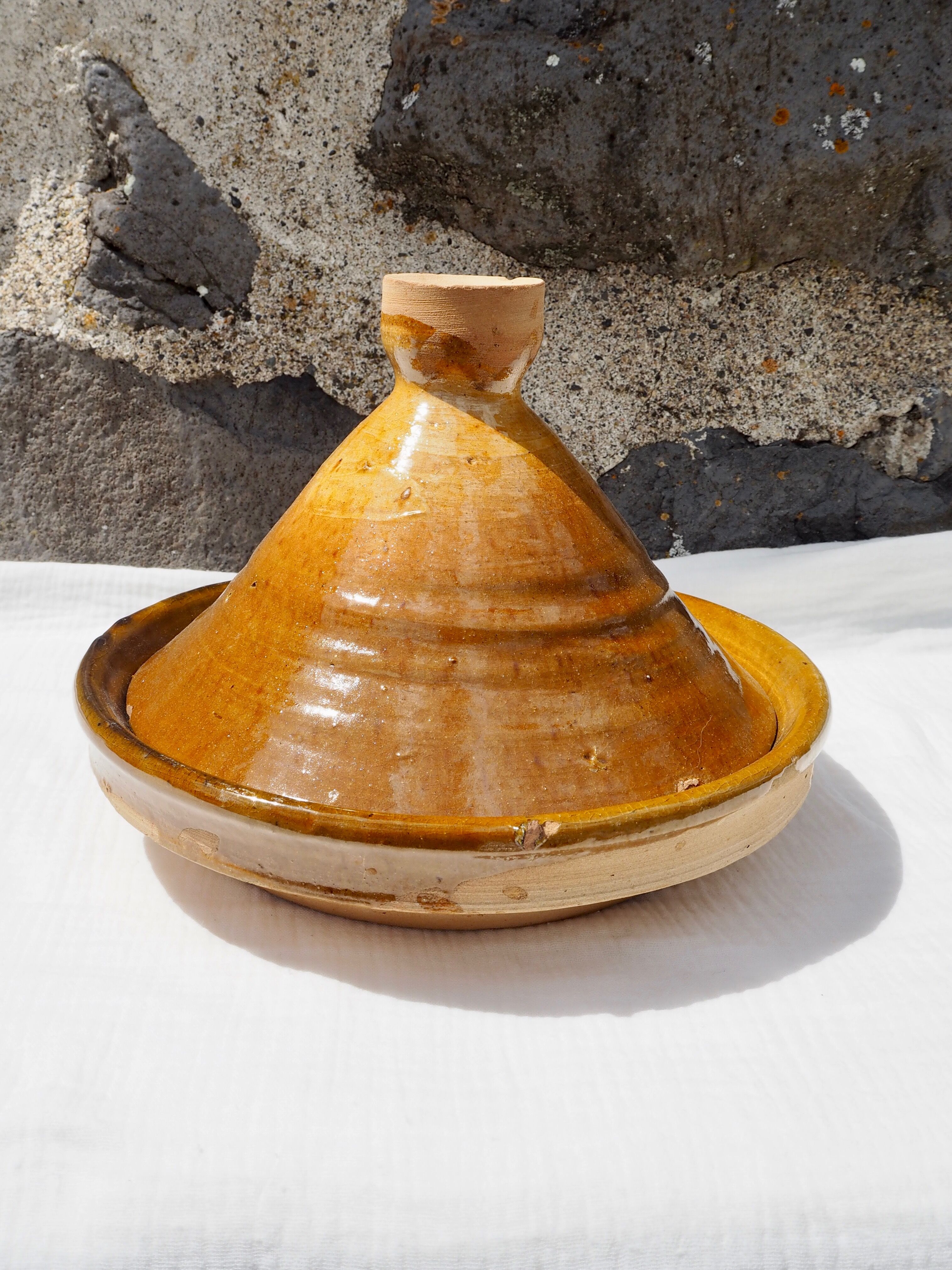 Plat à tajine artisanal en terre cuite