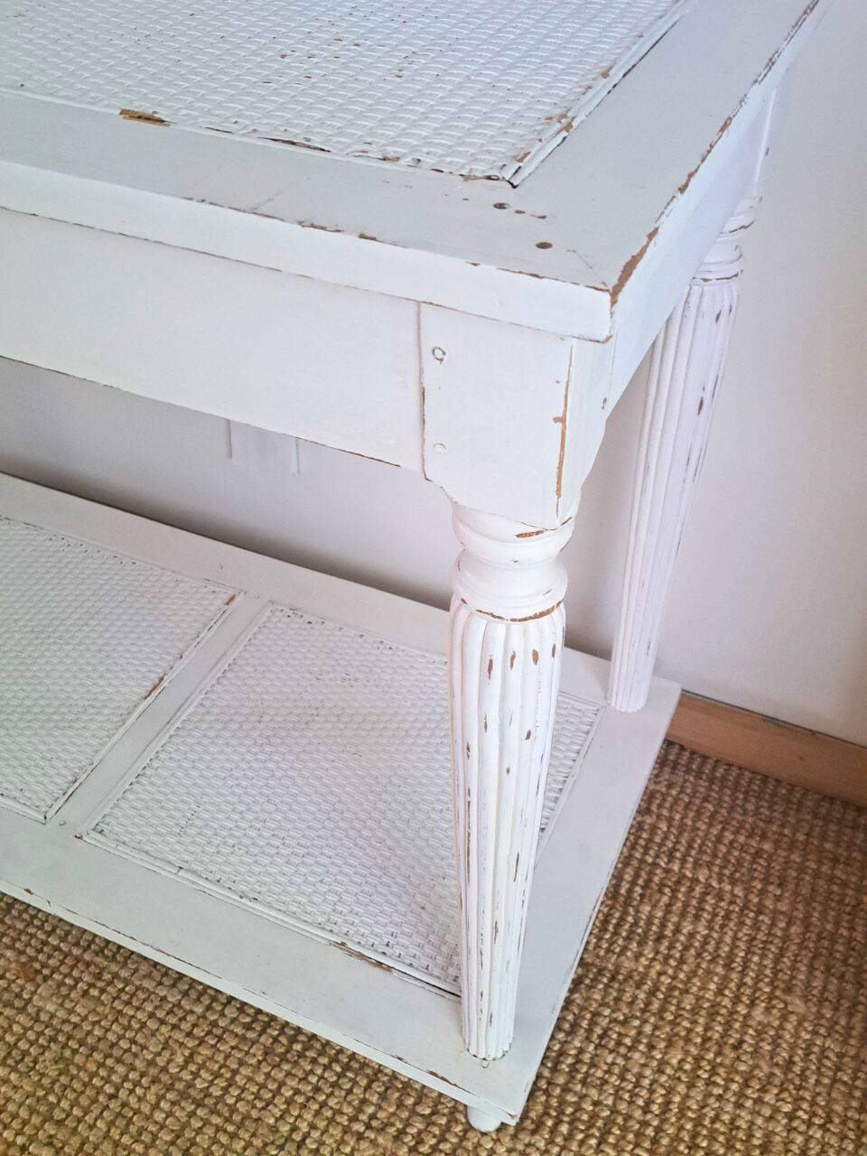 Console table in wood and white rattan