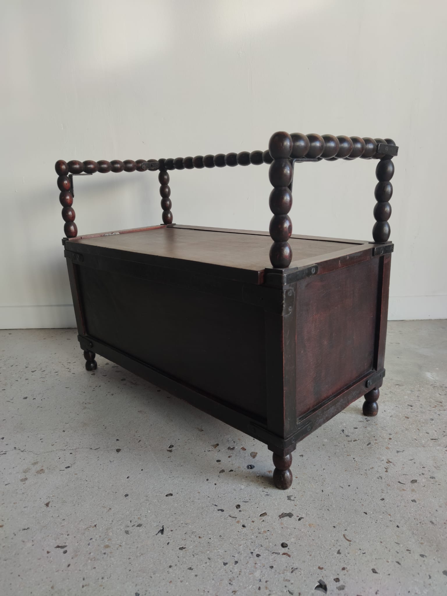 Natural wood chest forming a bench, ringed shoulders