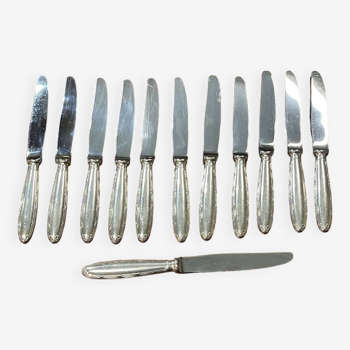 Lot de 12 couteaux à fromage en métal argenté de la maison Christofle, modèle Rubans