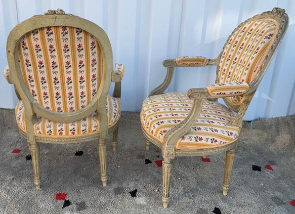 Paire de fauteuils cabriolets de style Louis XVI