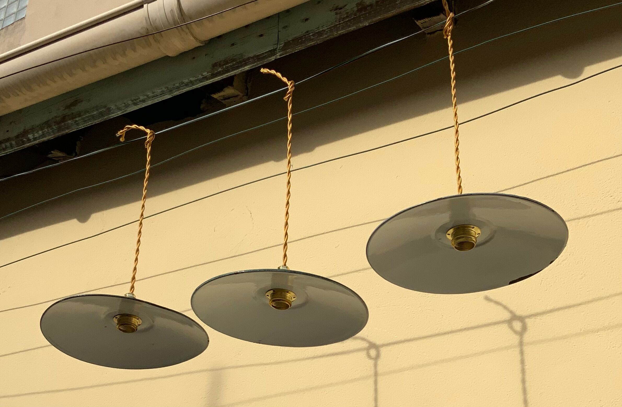 Trio de suspensions anciennes en tôle émaillée verte et blanche fils dorés douille laiton