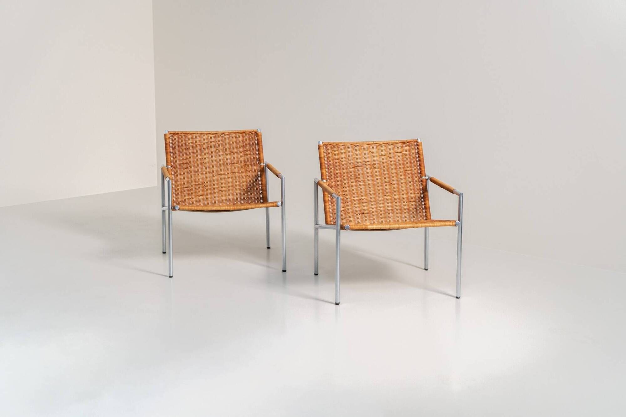 Early pair of modernist “SZ01” arm chairs by Martin Visser for Spectrum