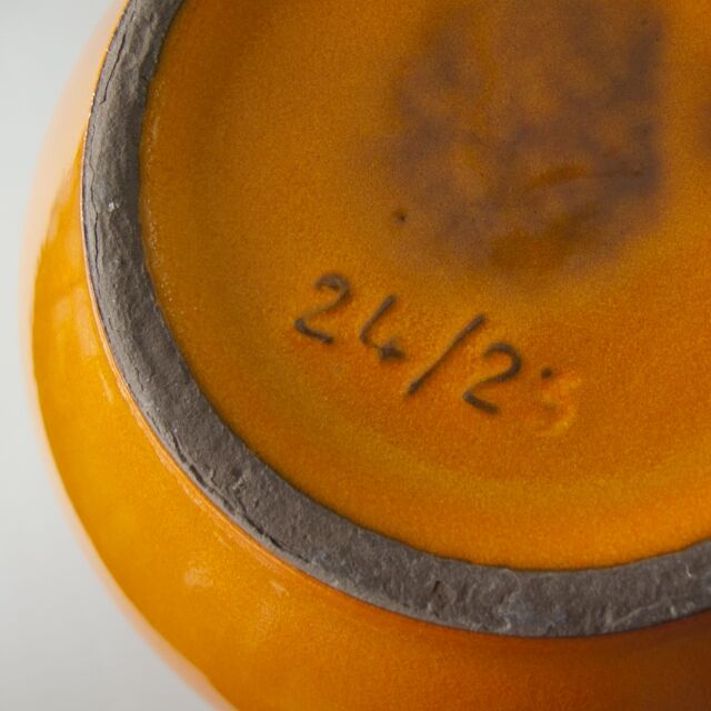 Vase orange avec anse